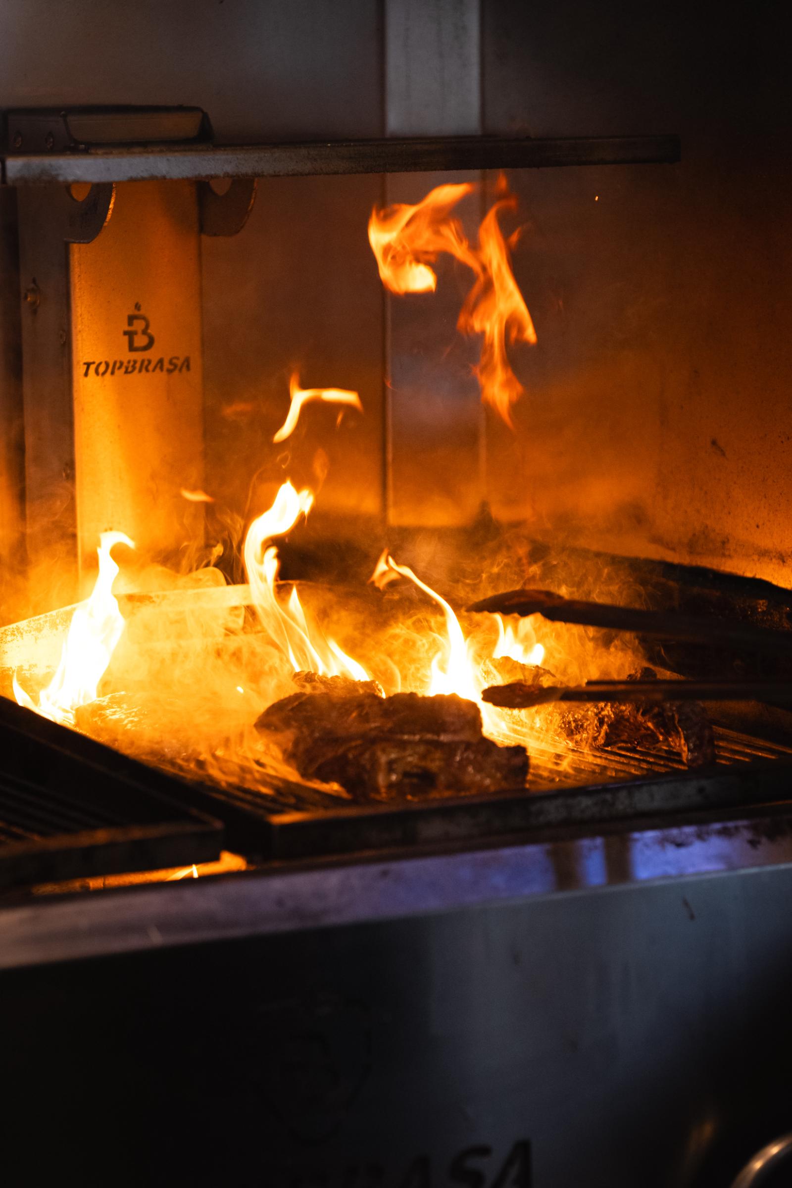 Brasa viva en parrilla vasca