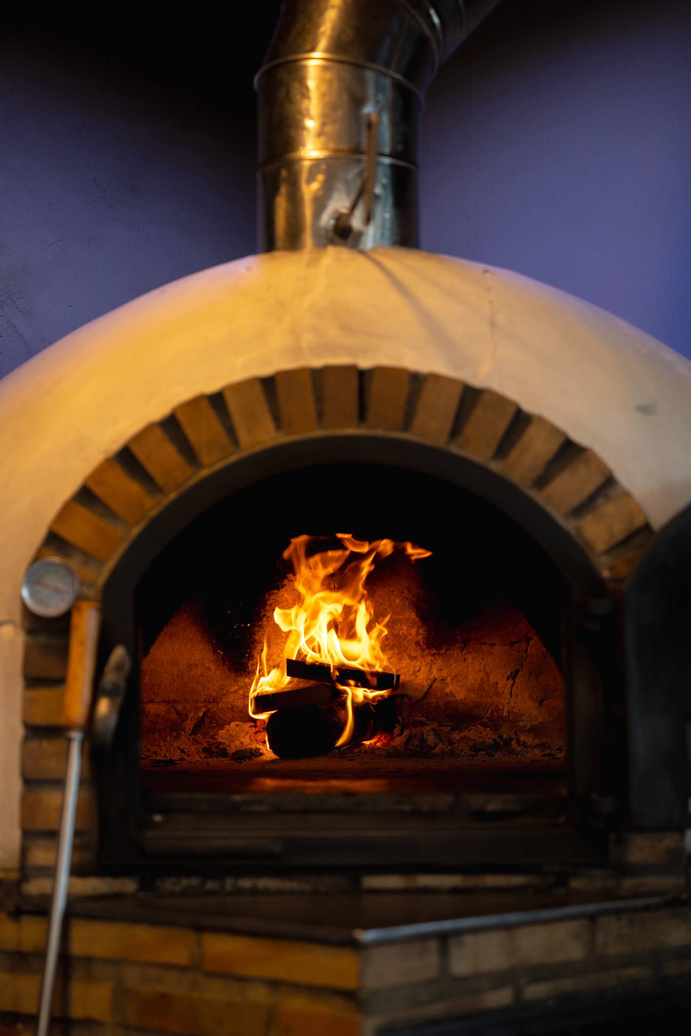 Horno de leña encendido con fuego vivo