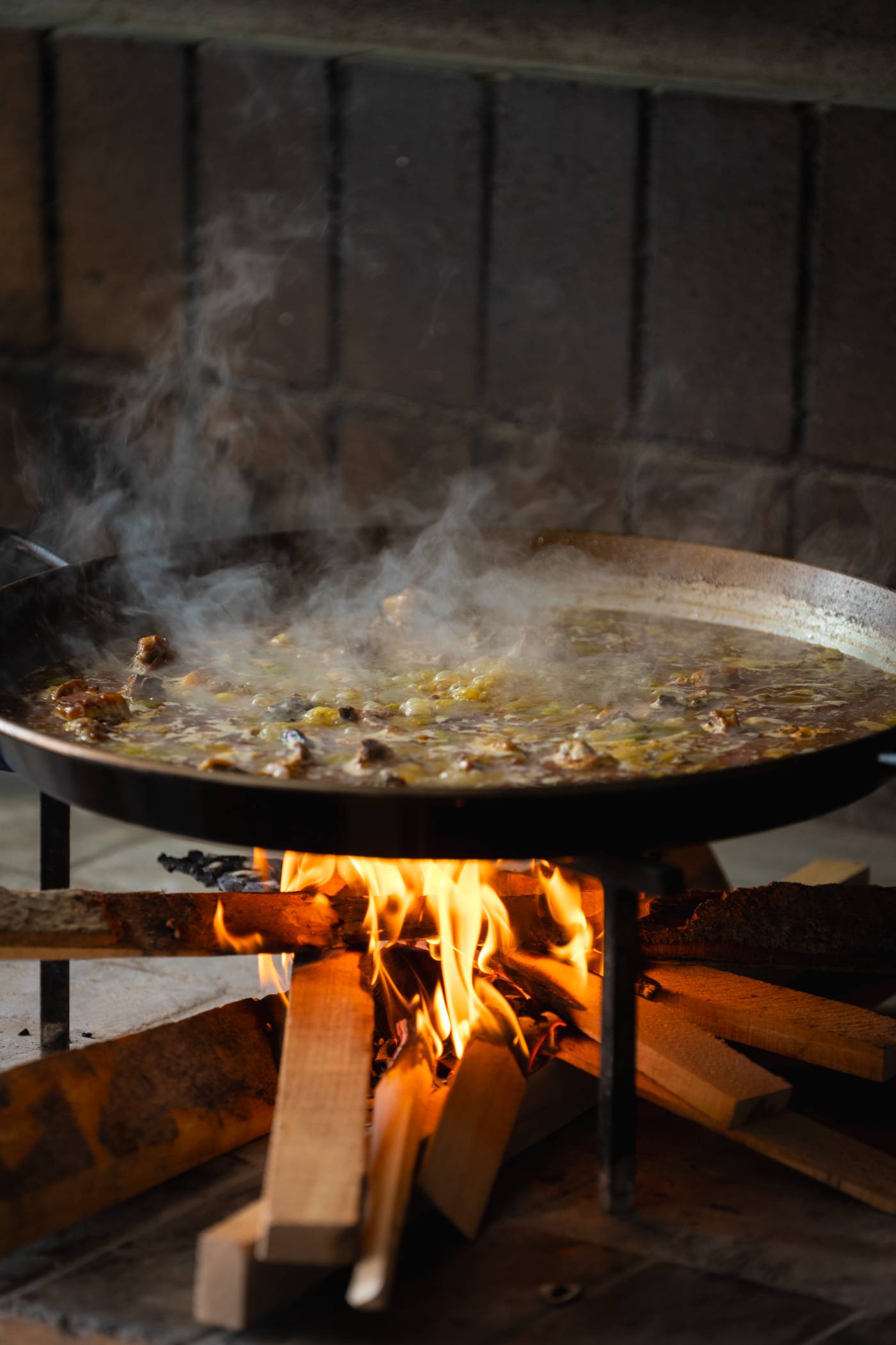 Paella valenciana cocinada a leña